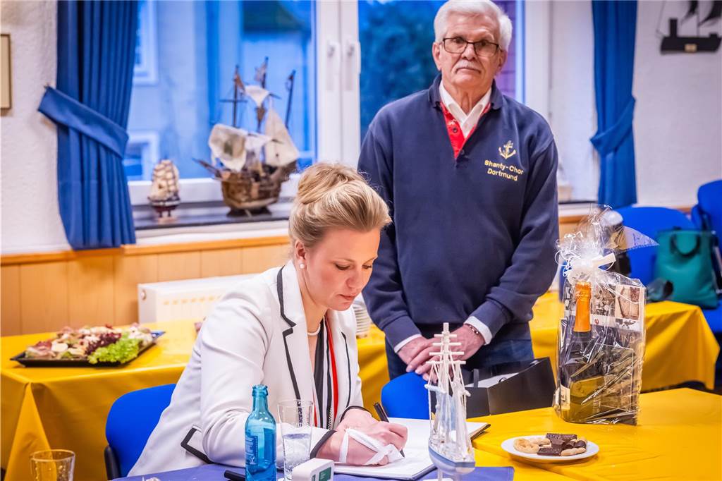 NRW-Ministerin Ina Brandes (CDU) zu Besuch im Kulturhaus Lütgendortmund.