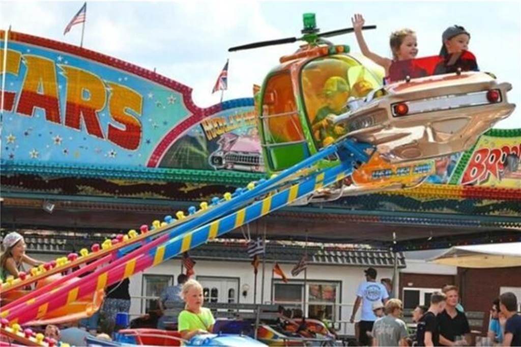 Kirmes in Nienborg: Alles, was man zum Großevent wissen muss Kinder in einem Karussell