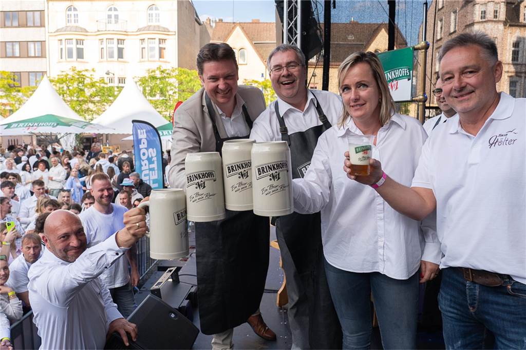 Natürlich wurde Castrop kocht über auf offiziell eröffnet: Mit einem Schlag von Bürgermeister Rajko Kravanja (oben links) war das Fass angestochen. Die Gastronomen, hier Frank Philipp von Haus Hölter, Marlen Kempf vom Parkbad Süd und Nunzio Marcucci von der Trattoria Puglia (unten links) freuen sich auf fünf Fest-Tage.