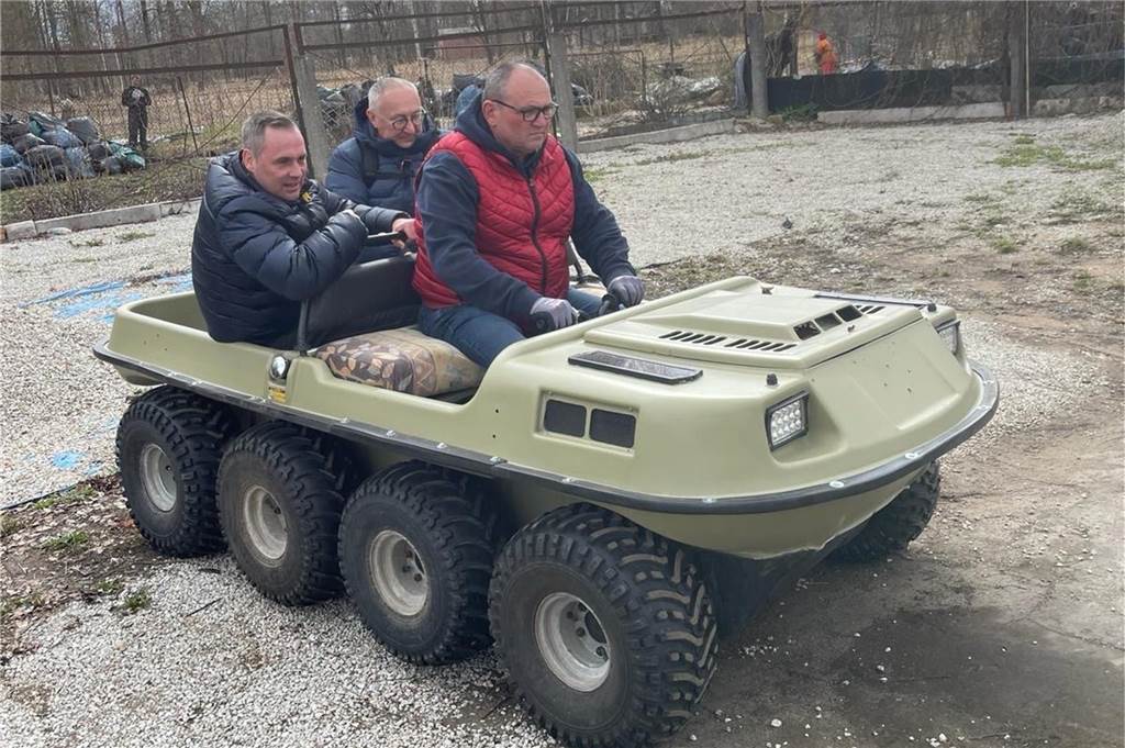 Speziallieferung nach Estland: Einstieg in gefährliche Suchaktion Amphibienfahrzeug