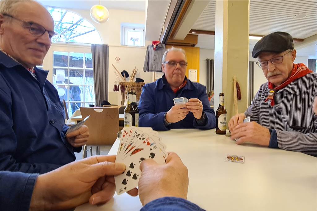 Schlöffken ist zurück: Ohne Krammarkt, aber mit gelebter Tradition Natürlich wurden auch wieder an zahlreichen Tischen eine oder mehrere Partien Doppelkopf gespielt.