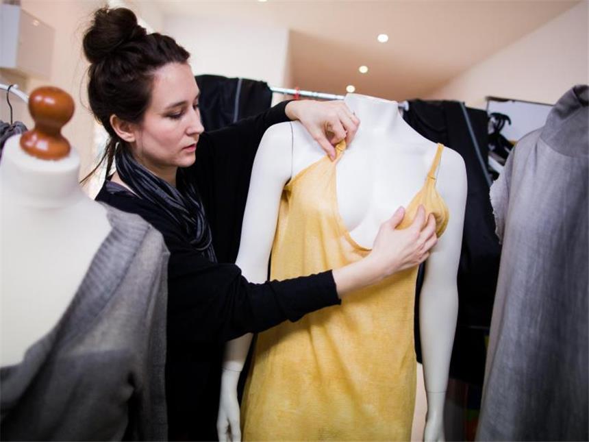 Brennnesseln statt Baumwolle - Designer suchen neue Fasern Natürliche Alternative: Die Modedesignerin Gesine Jost stellt Kleidung aus Brennnessel-Fasern her. Foto: Rolf Vennenbernd