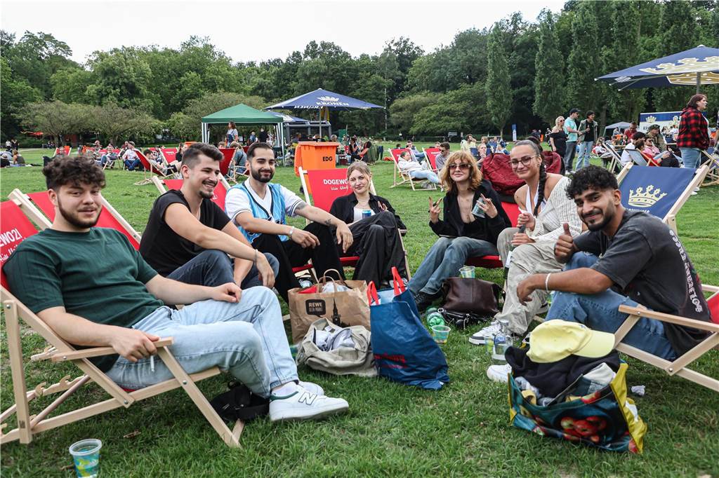 Navid (rechts) ist mit vielen Freunden in den Fredenbaumpark gekommen. Der Gruppe gefällt es. Navid sagt, nächstes Jahr ist er wieder dabei.