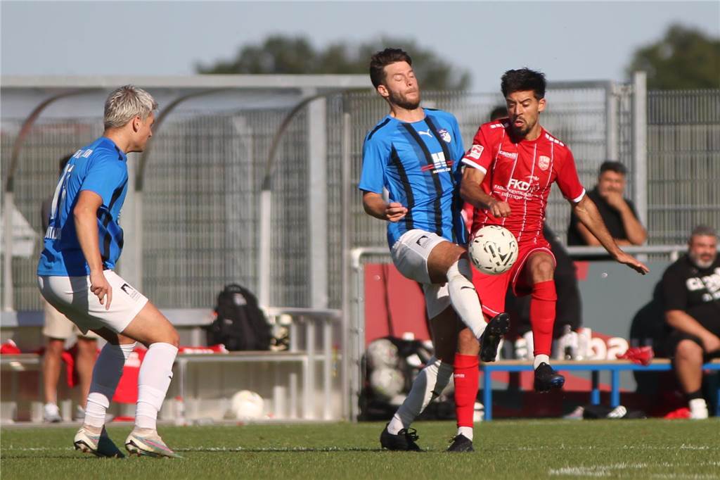 Kurze Diskussion um Elfmeter-Ausführung bei Türkspor Dortmund: Königstransfer „wollte natürlich schießen“ Nazzareno Ciccarelli (r.) ist noch nicht so richtig bei Türkspor angekommen.
