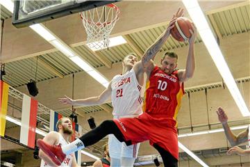 NBA-Neuling Daniel Theis (r.)  zählt zu den Führungskräften im deutschen Kader für die Basketball-EM.