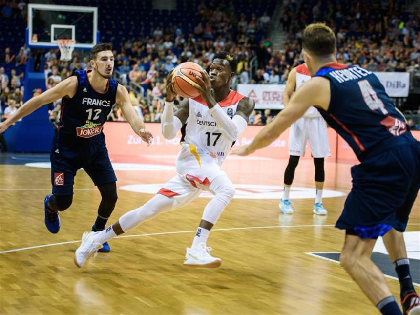 Der deutsche Kader bei der Basketball-EM NBA-Profi Dennis Schröder (M.) führt die deutschen Basketballer an.