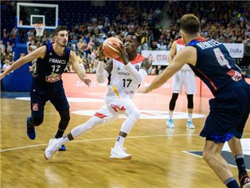 NBA-Profi Dennis Schröder (M.) führt die deutschen Basketballer an.