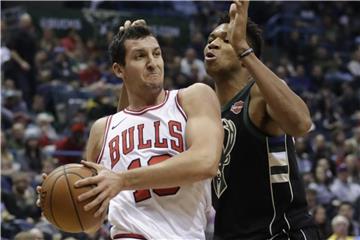 NBA-Profi Paul Zipser (l) nimmt für Deutschland an der WM-Qualifikation teil. Foto: Morry Gash/AP