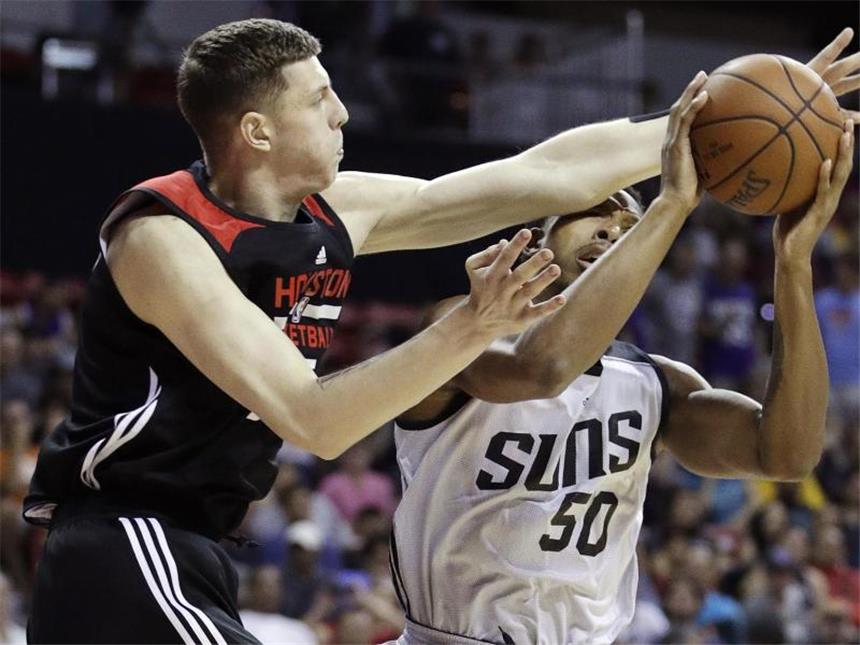 NBA-Rookie Hartenstein vor Debüt im Nationalteam NBA-Rookie Isaiah Hartenstein (l) steht vor seinem Debüt im Nationalteam. Foto: John Locher