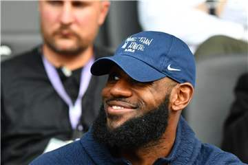 NBA-Superstar LeBron James sitzt beim Harting-Abschied auf der Tribüne. Foto: Soeren Stache