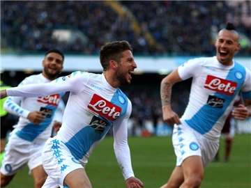 Neapels Dries Mertens (M) und Martin Hamsik (r) trafen je dreimal gegen Bologna. Foto: Cesare Abbate