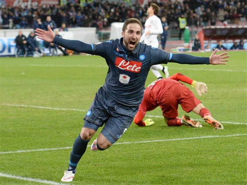 Podolski bei Pokal-Aus von Inter nur auf Ersatzbank Neapels Gonzalo Higuain jublet über seinen Treffer zum 1:0 gegen Inter Mailand. Foto: Ciro Fusco