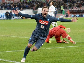 Neapels Gonzalo Higuain jublet über seinen Treffer zum 1:0 gegen Inter Mailand. Foto: Ciro Fusco