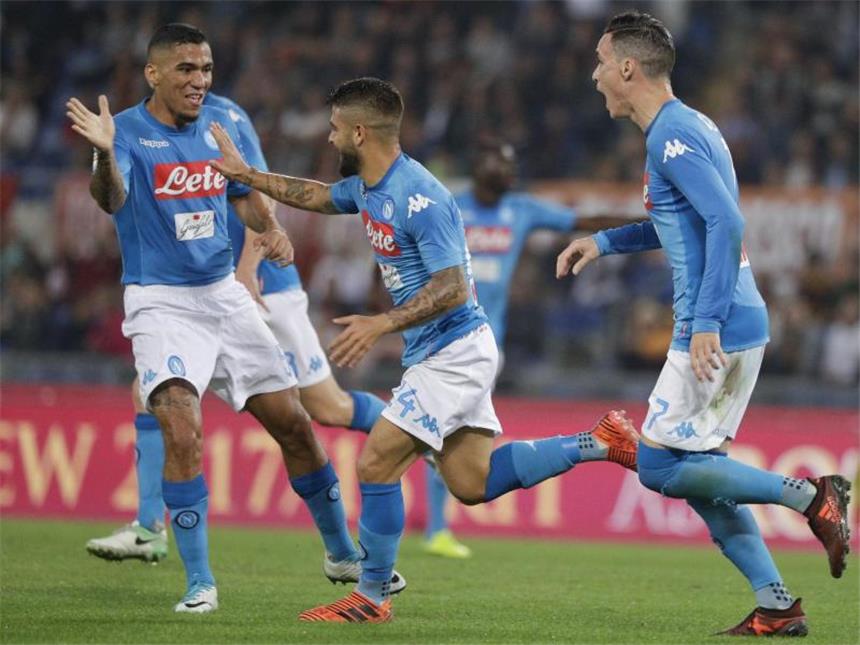 Neapels Insigne (M) jubelt mit seinen Teamkollegen Allan (l) und Hamsik (r) über sein Tor zum 1:0. Foto: Andrew Medichini