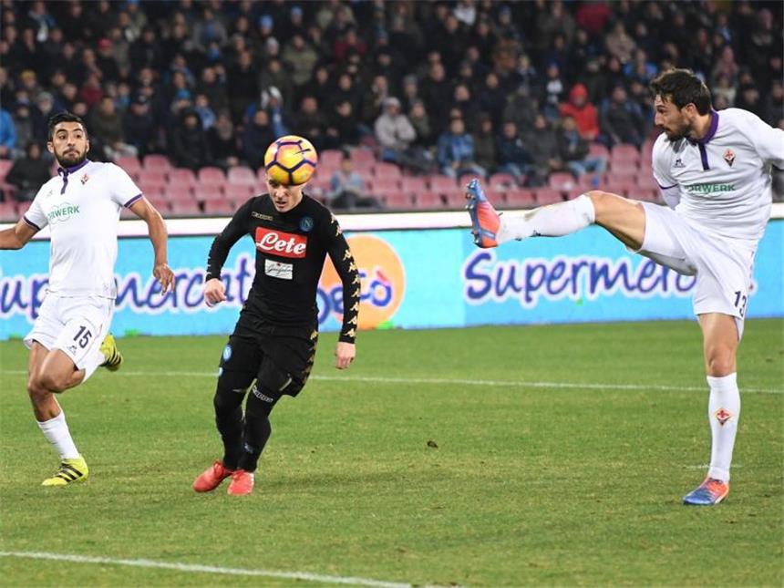 Neapel mit 1:0-Sieg über Florenz ins Pokal-Halbfinale Neapels José Callejon (M) erzielt das Tor zum 1:0 gegen Florenz in der 71. Minute. Foto: Ciro Fusco
