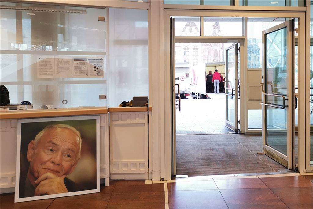 Umzug für Rathaus-Sanierung läuft - Kosten sind erneut gestiegen Neben Akten, Computer und Möbel wurden auch Kunstwerke und Bilder aus dem Rathaus abtransportiert - wie das Porträt von Alt-Oberbürgermeister Günter Samtlebe aus dem Besprechungsraum des OB-Büros.