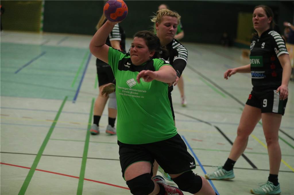 Wichtige Spiele für zwei Olfener Teams: Vorrausetzungen sind aber ziemlich unterschiedlich Neben Alina Orzelski sorgten auch zwei weitere Handballerinen für einige Tore auf Seiten des SuS Olfen.