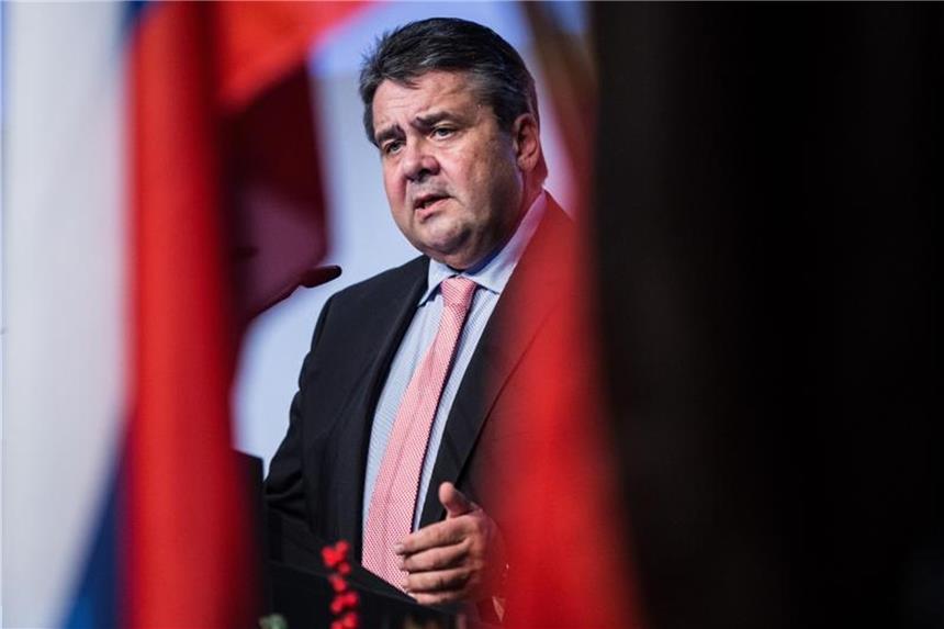 Gabriel kritisiert EU-Widerstand gegen Nord Stream 2 Neben Außenminister Gabriel reisen auch der sächsische Ministerpräsident Stanislaw Tillich (CDU) sowie der ehemalige bayerische Ministerpräsident Edmund Stoiber (CSU) nach Sankt Petersburg. Foto: Maja Hitij/Archiv