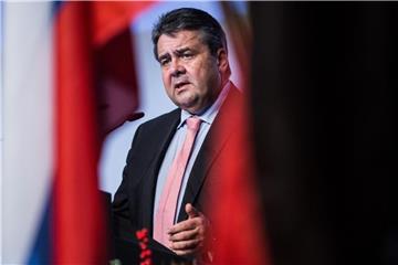 Neben Außenminister Gabriel reisen auch der sächsische Ministerpräsident Stanislaw Tillich (CDU) sowie der ehemalige bayerische Ministerpräsident Edmund Stoiber (CSU) nach Sankt Petersburg. Foto: Maja Hitij/Archiv