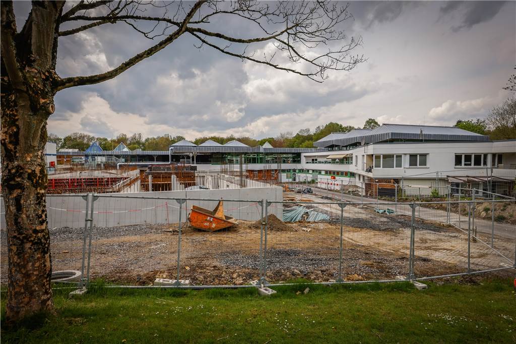 Stadt räumt ein: Schwimmbad-Neubau in Wischlingen wird deutlich teurer Neben dem bestehenden Solebad Wischlingen (im Hintergrund) laufen die Rohbauarbeiten für die neue Schwimmsporthalle.