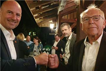 Neben dem Dinkelbündnis Gewinner der Wahl: Franz-Josef Weilinghoff (l.) als wiedergewählter Bürgermeister, Reinhard Brunsch (Noch-Fraktionsvorsitzender SPD) und im Hintergrund Herbert Lösing (Vorsitzender SPD-Ortsverband).
