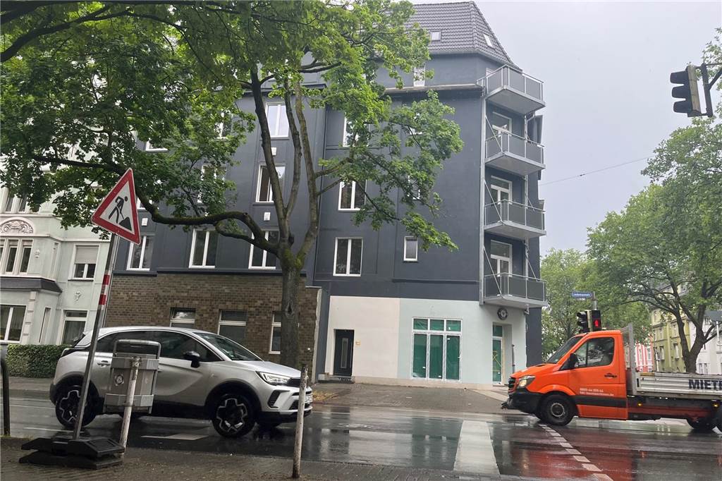 Neben Podolski-Großkreutz-Eisdiele: Nachfolger für Kult-Imbiss steht fest Neben dem Ecklokal zur Lindemannstraße hin befand sich früher eine Arztpraxis. Dort zieht bald ein Kindermoden-Geschäft ein.