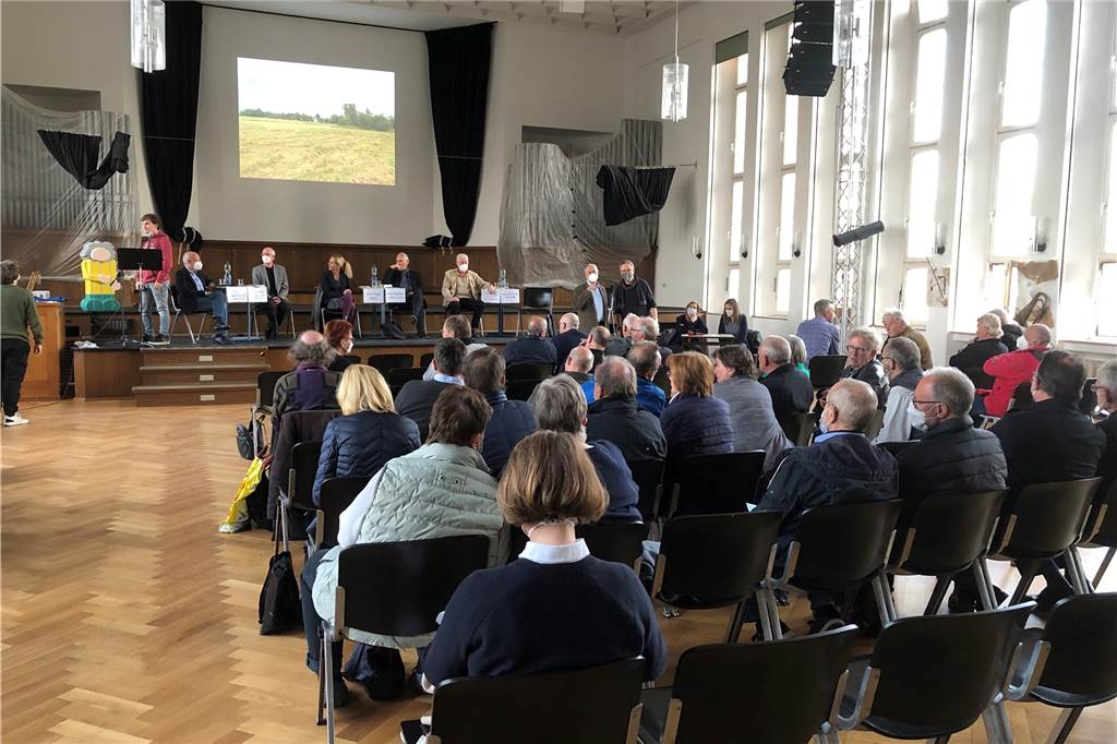 Arnold Reeker über Bebauung Klöters Feld: „Hoheitsgewalt hat die Kommune“ Neben dem ein oder anderen Ratsvertreter und Ausschussmitglied sind auch viele Lünerinnen und Bürger, die betroffen von einem solchen Vorhaben wären, zu der Diskussionsrunde erschienen.