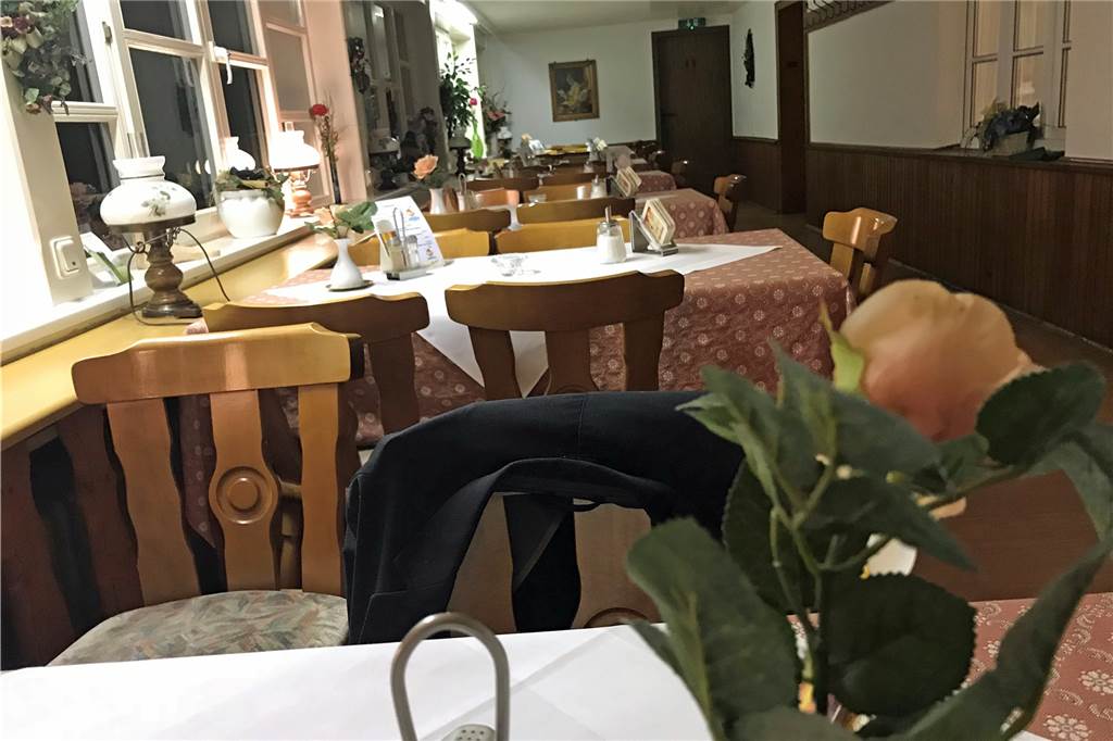 Rätselraten um die Zukunft des Ausflugslokales Mutter Stuff Neben dem großen Festsaal verläuft der dritte, längliche Gastraum, der mit seiner Fensterfront an einen Wintergarten erinnert.