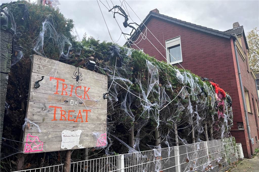 „Nach Halloween ist vor Halloween": Horror-Haus in Lünen-Süd öffnet Neben dem Haus ist auch die angrenzende Hecke umfangreich geschmückt.