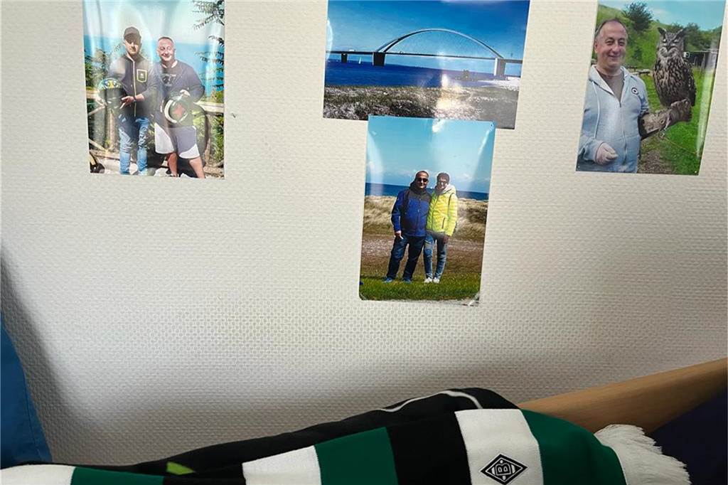 Neben dem Krankenbett hängen Familienbilder an der Wand. Immer wieder geht Detlev Knößls Blick in diese Richtung.