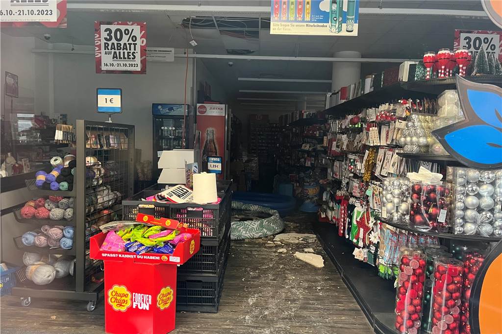 Feuerwehr-Großeinsatz: Kerze verursachte den Wohnungsbrand Neben dem Löschwasser, das im TEDi-Markt Schäden anrichtete, sind auch Teile der Decke bei dem Brand heruntergefallen.