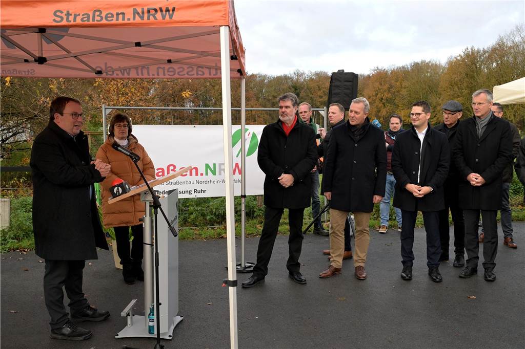 NRW-Verkehrsminister Oliver Krischer hält bei der Eröffnung der B54 zwischen Lünen und Dortmund eine Rede.