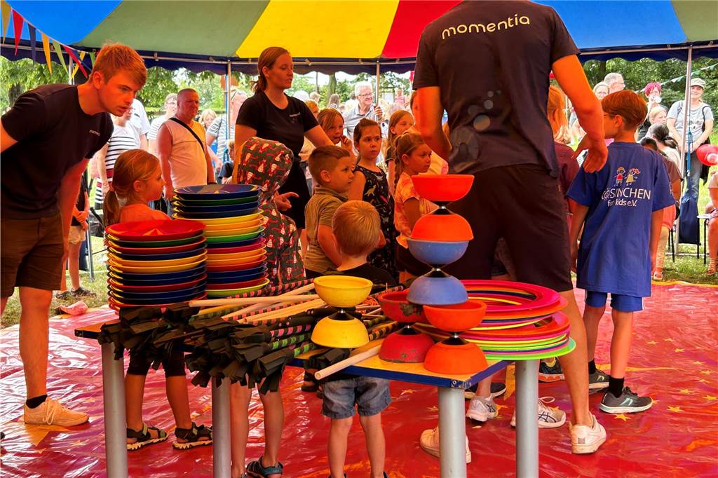 Neben dem Programm des Mitmach-Zirkus Momentia, durften sich Kinder und Erwachsene an verschieden Jongliermöglichkeiten probieren.