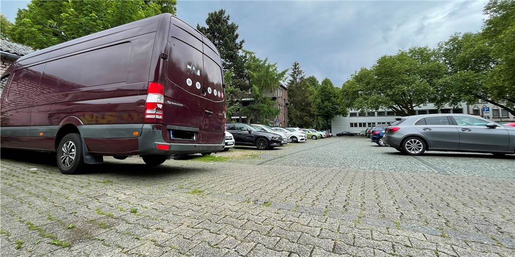 Transporter-Ärger im Dortmunder Westen: Halter entfernte Wagen nicht Neben dem roten Transporter stand lange ein weißer in der Ecke des Martener Marktplatzes. Das Ordnungsamt hat ihn nun abschleppen lassen.
