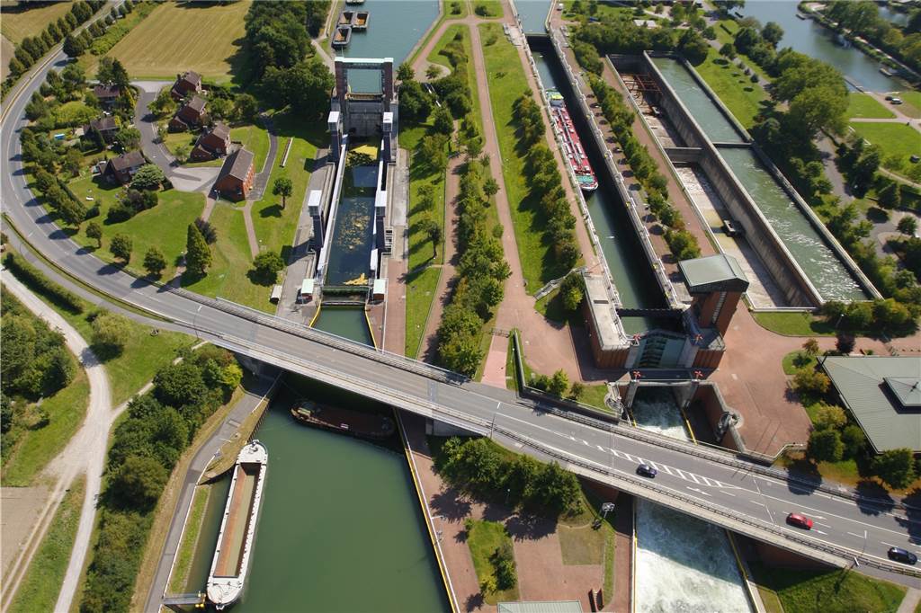 Ärger um Störungen: Neue Hoffnung für die Schleuse in Henrichenburg Neben dem stillgelegten Hebewerk in Henrichenburg ist seit 1989 die Schleuse (r.) in Betrieb. Sie ist allerdings sehr störanfällig.