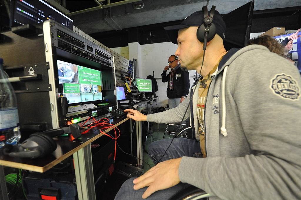 Live-Übertragung: Castrop-Rauxels Fußballer fühlen sich in der WBG-Sporthalle wie Profis Neben dem Studio nahm die Regie von CAS-TV Platz. Stefan Dschaak war unter anderem für die Regieführung verantwortlich.