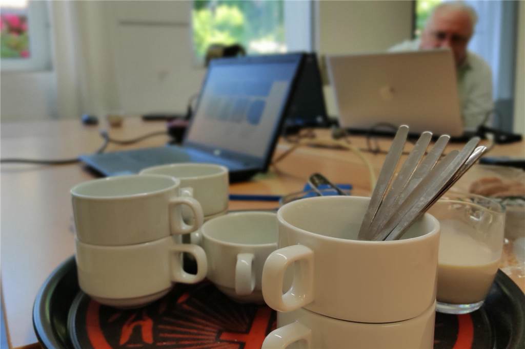 Castroper Computerclub hilft bei Problemen mit dem PC Bei einer Tasse Kaffee wird auch über nicht-technische Themen gesprochen.