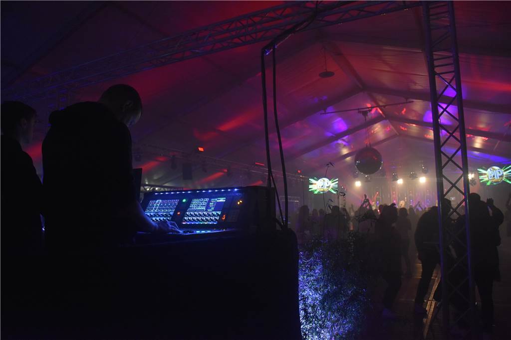 Neben dem vielfältigen Musikangebot in den zwei Zelten vollendenden die abgestimmten Lichteffekte am Zelthimmel das Partyfeeling. In allen Farben erstrahlte so das Licht über den Köpfen der Tanzenden - mehr Atmosphäre geht nicht.