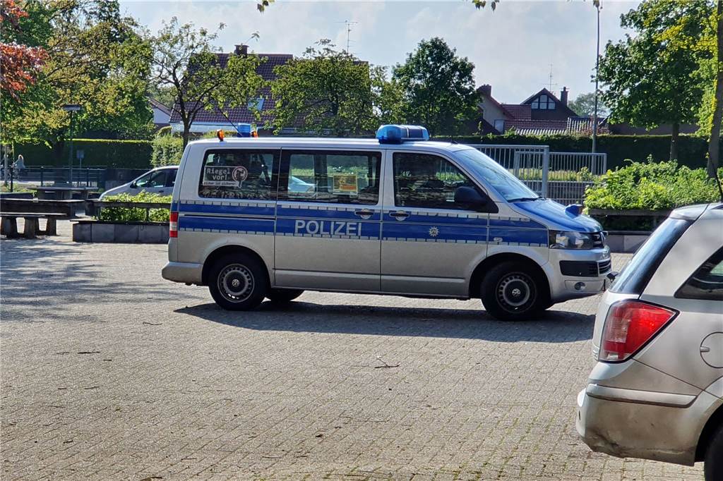 Zoff um Schulleiterstelle: Jetzt sind erste Entscheidungen gefallen Neben dem Vredener Ordnungsamt hatte auch die Polizei ein Auge darauf, dass im Vorfeld der Sonderratssitzung alles coronakonform abläuft.