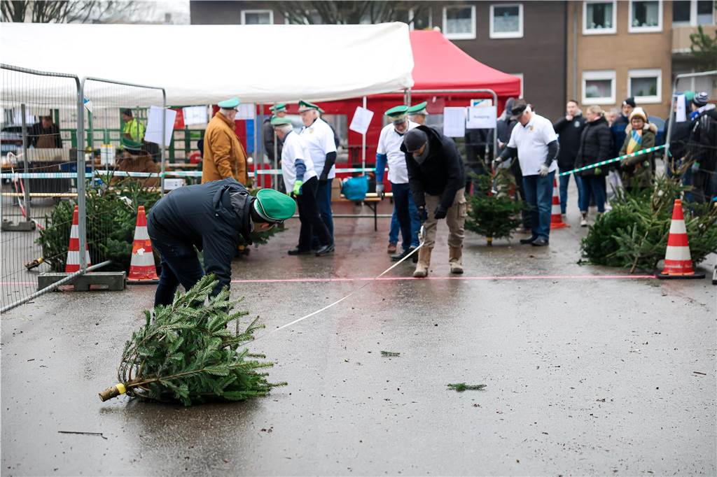 Neben dem Wettkampf gab es auf dem Parkplatz vor der Kirche Zelte mit Speisen und Getränken sowie eine Tombola mit vielen Gewinnen. 