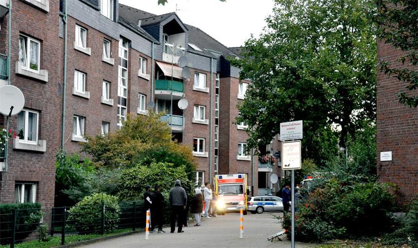 Kleinkind stürzt beim Spielen aus dem vierten Stock Neben den Einsatzkräften haben sich auch Schaulustige wieder schnell am Unfallort eingefunden.