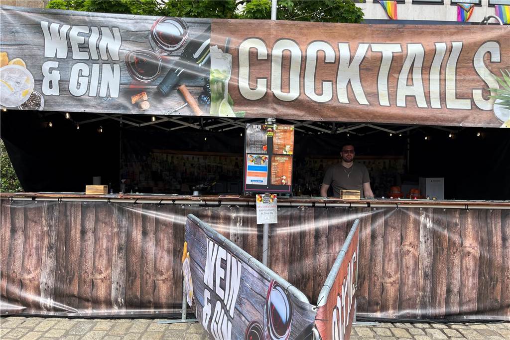 Neben den Food-Ständen versorgen jeweils drei Cocktail- und Bier-Stände die Festival-Besucher mit Getränken.