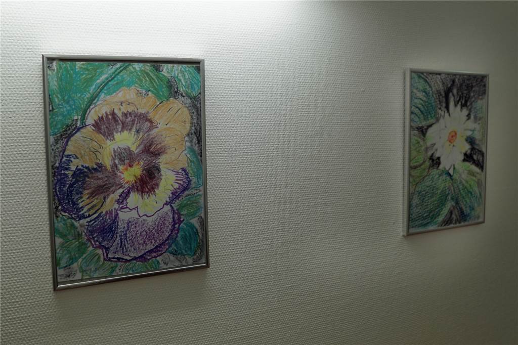 Neben den Fotos finden die Zeichnungen und Gemälde von Bewohner Karl Herbsthoff auch einen Platz an den Wänden in den Wohnbereichen.