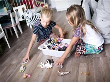Neben den gemeinsamen Spielsachen haben Marlene (links) und Florentine (rechts) aber auch jeder eigene Sachen im Kinderzimmer. Foto: Alexander Heinl/dpa-tmn