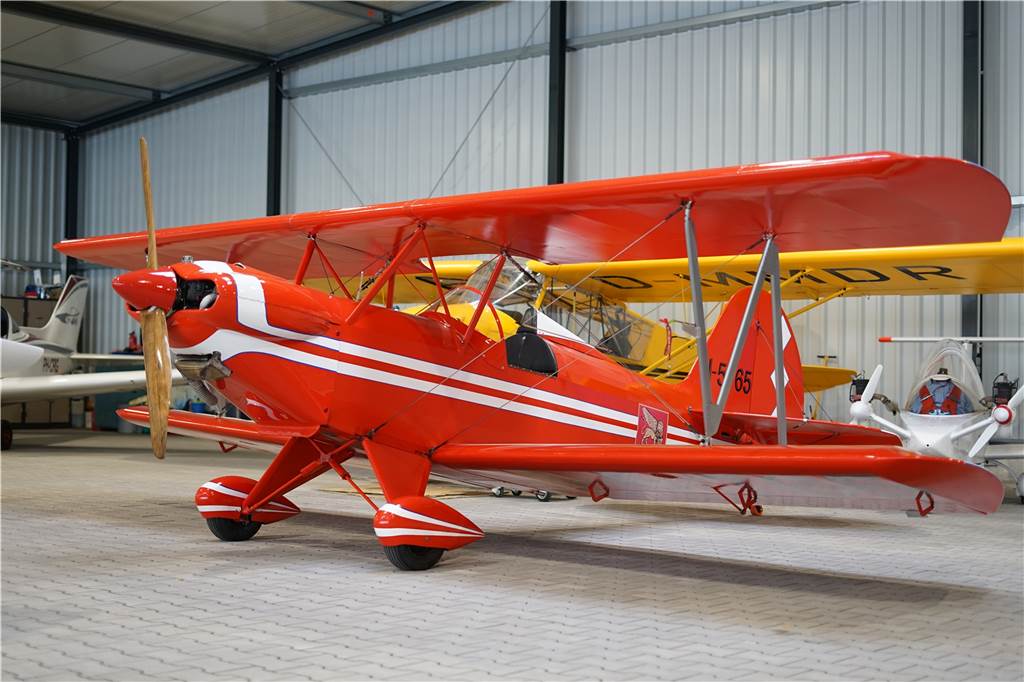 Stadtlohner Flugplatz – Luftsport für jedermann Neben den neuen Ultraleicht-Flugzeugen stehen in den Hallen des Flugplatzes auch ältere Schätze mit Charakter.