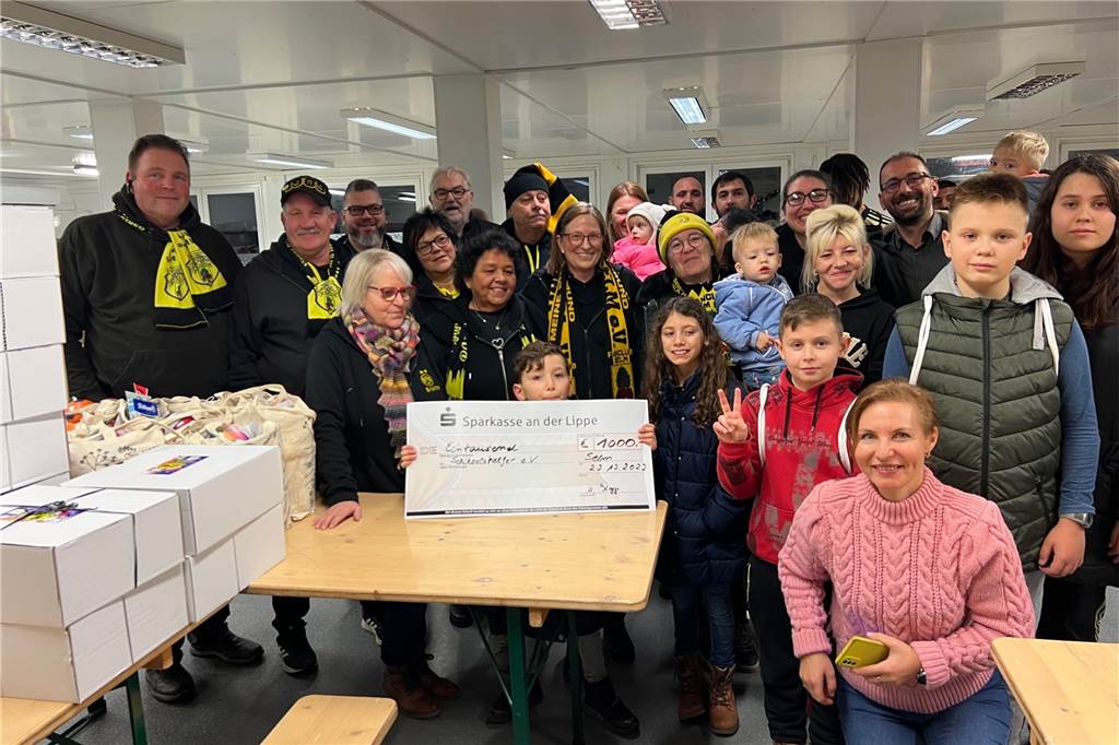 Neben den vielen Geschenken spendete der BVB-Fanclub noch 1000 Euro an den Verein Schicksalshelfer.