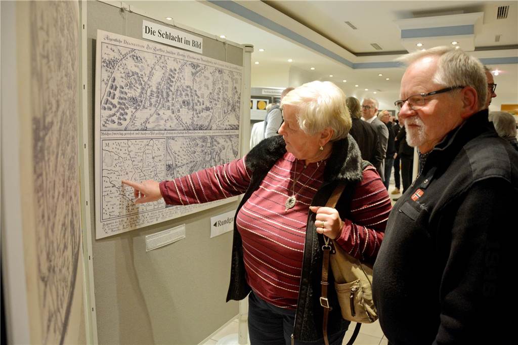 Vor 400 Jahren: Ausstellung über Schlacht bei Stadtlohn ist gestartet Ein Ehepaar steht vor den Stellwänden und betrachtet Karten aus der Ausstellung.