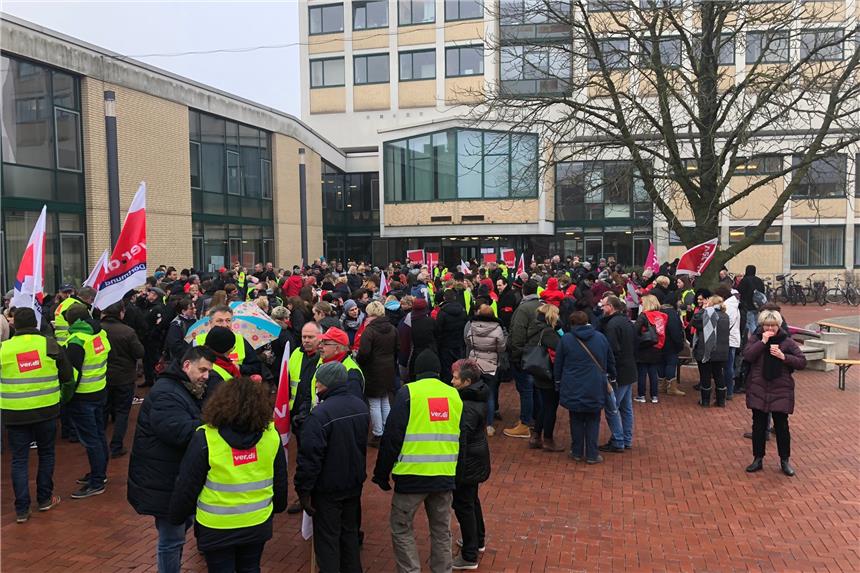 Verdi-Warnstreik legt am Mittwoch Lünen lahm Neben den WBL nahmen auch die Stadtverwaltung, die Stadtwerke und die VKU an dem Streik teil.