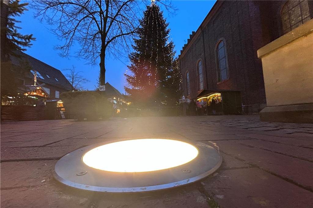 Neben den zahlreichen Bodenleuchten rund um die Kirche erstrahlte der Alstätter Ortskern durch viele kleine Lichter an den Hütten. 