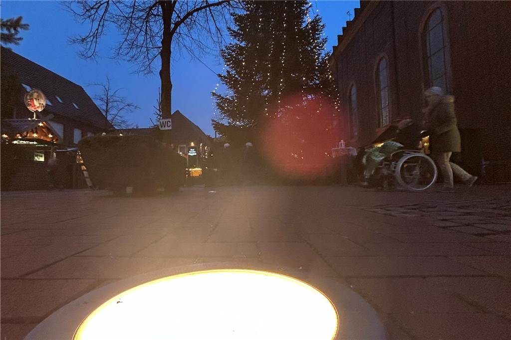 Neben den zahlreichen Bodenleuchten rund um die Kirche erstrahlte der Alstätter Ortskern durch viele kleine Lichter an den Hütten. 